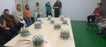 這家公司真土豪，套圈竟用現(xiàn)金當(dāng)禮品！